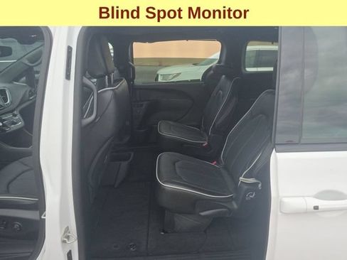 Used 2025 Chrysler Pacifica Limited w/ Trailer Tow Group AWD/4WD image 7
