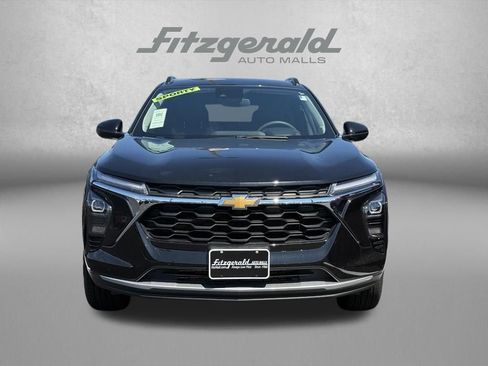 Used 2025 Chevrolet Trax LT FWD image 3