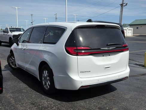 Used 2025 Chrysler Pacifica Select FWD image 2