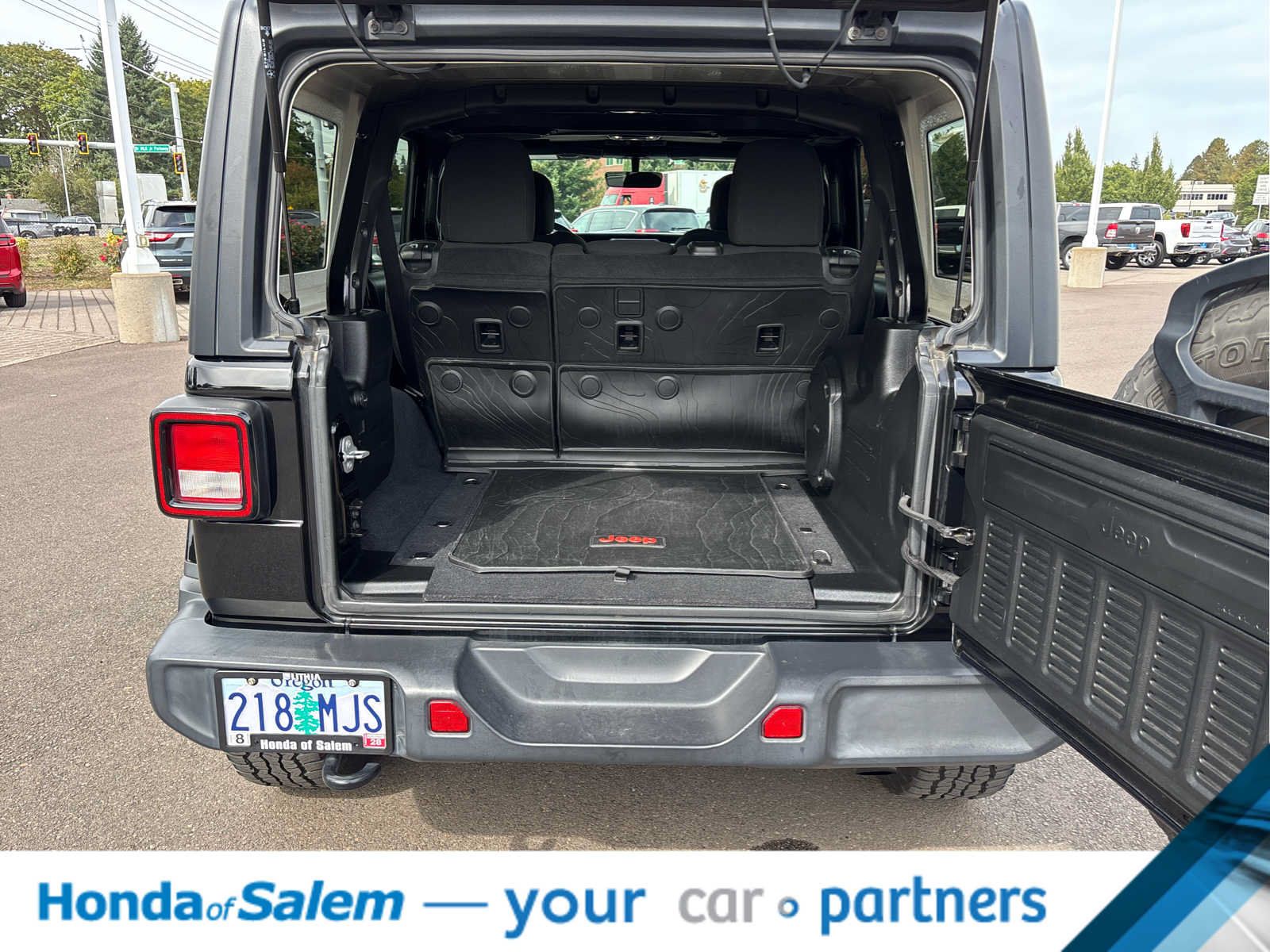 Used 2020 Jeep Wrangler Unlimited Sahara AWD/4WD image 19