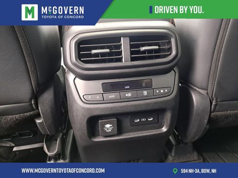 Used 2025 Honda Pilot TrailSport image 37