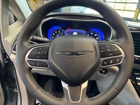Used 2024 Chrysler Pacifica Touring-L FWD image 18