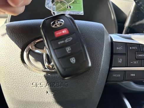 Used 2024 Toyota Highlander LE image 30