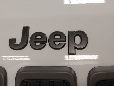 Used 2022 Jeep Cherokee Trailhawk w/ Sun, Sound & Nav Group AWD/4WD image 34