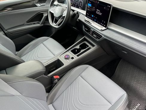 Certified 2026 Volkswagen Tiguan SE w/ Panoramic Sunroof Package AWD/4WD image 16