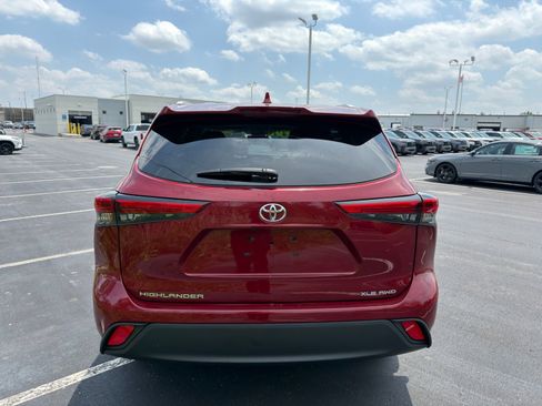 Used 2022 Toyota Highlander XLE AWD/4WD image 7