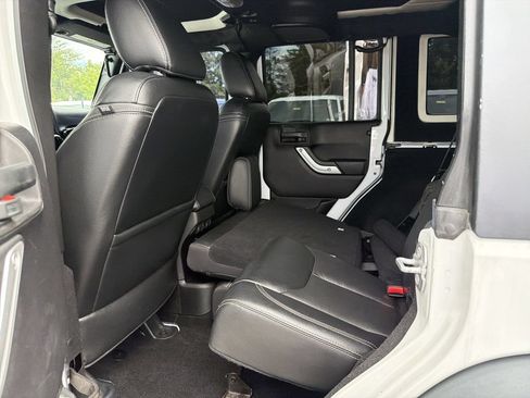 Used 2015 Jeep Wrangler Unlimited Rubicon AWD/4WD image 13