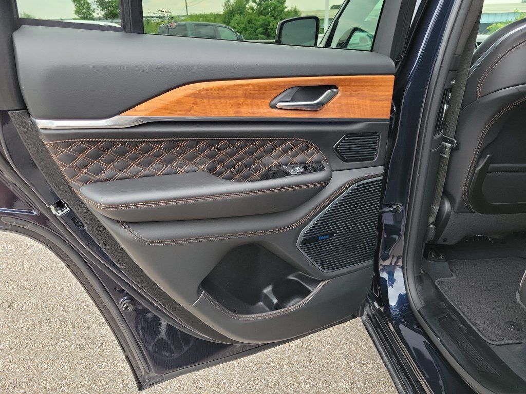 Used 2023 Jeep Grand Cherokee Summit AWD/4WD image 15