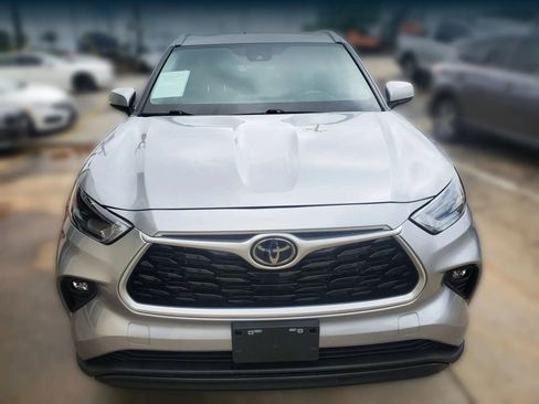 Used 2022 Toyota Highlander XLE FWD image 21