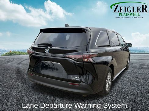 Used 2023 Toyota Sienna XLE image 7
