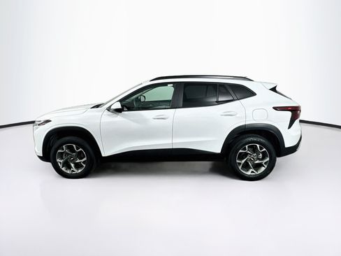 Used 2025 Chevrolet Trax LT FWD image 4