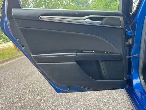 Used 2017 Ford Fusion SE FWD image 15