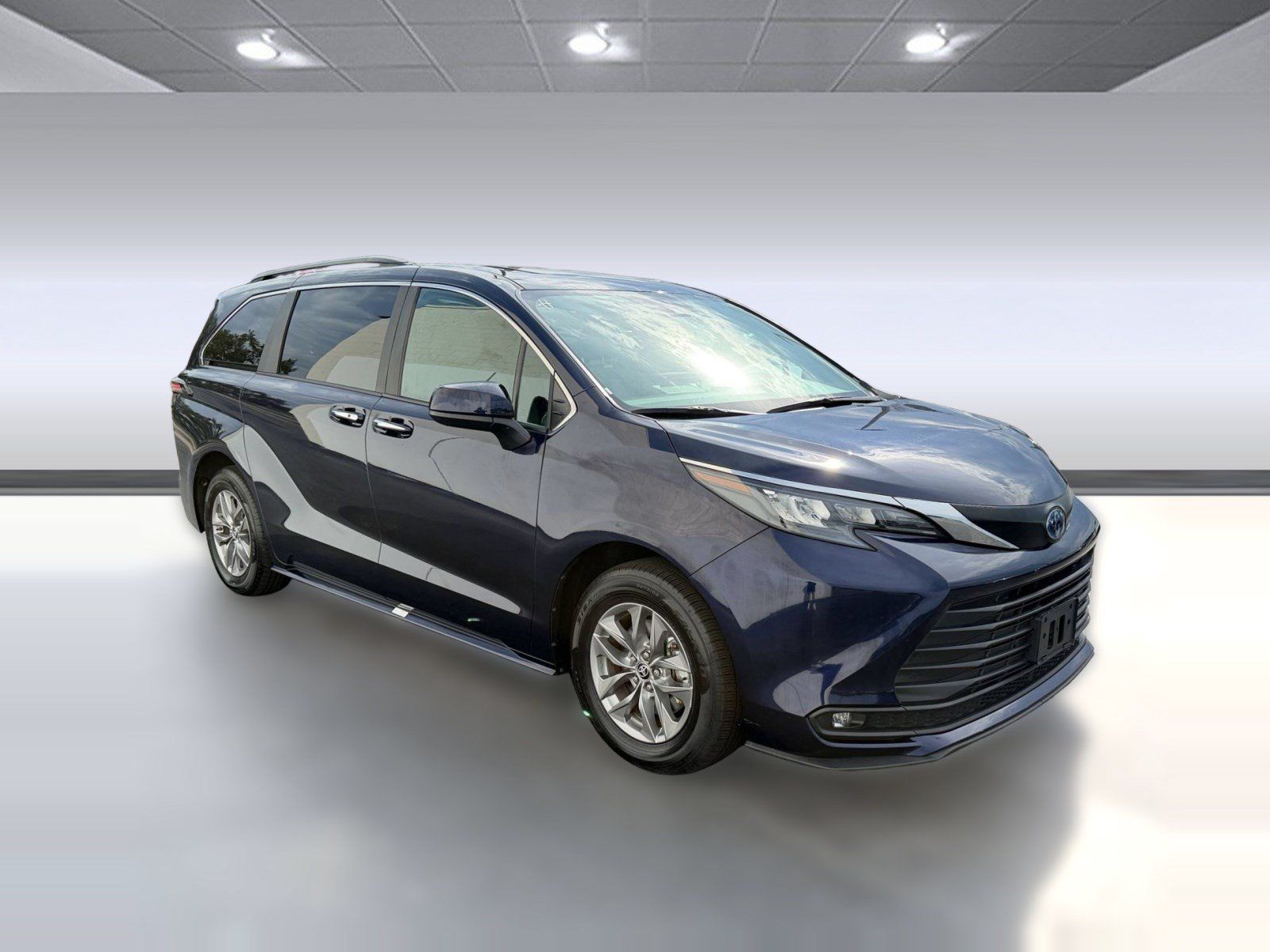 Used 2025 Toyota Sienna XLE FWD image 7