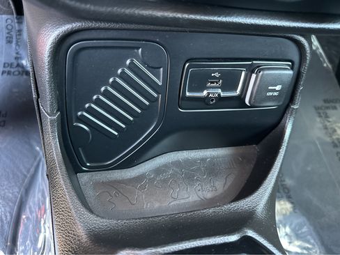 Used 2017 Jeep Renegade Altitude image 27