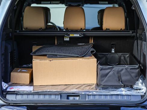 New 2026 Land Rover Discovery Limited Edition image 24