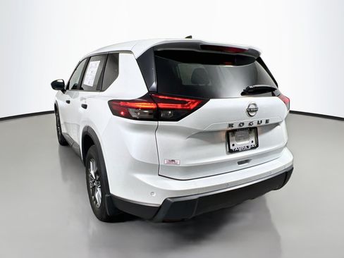 Used 2024 Nissan Rogue S FWD image 8