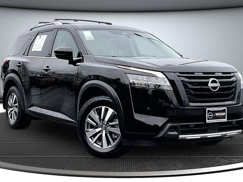 Used 2024 Nissan Pathfinder SL w/ Black Appearance Package image 1