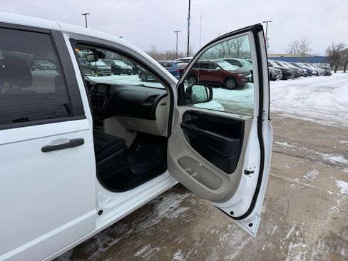 Used 2019 Dodge Grand Caravan SE w/ UConnect Hands-Free Group image 27