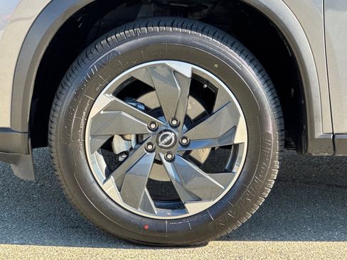 Certified 2024 Nissan Rogue SV image 32