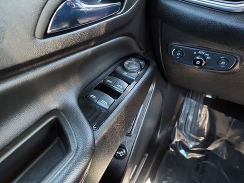 Used 2022 Chevrolet Equinox Premier FWD image 39