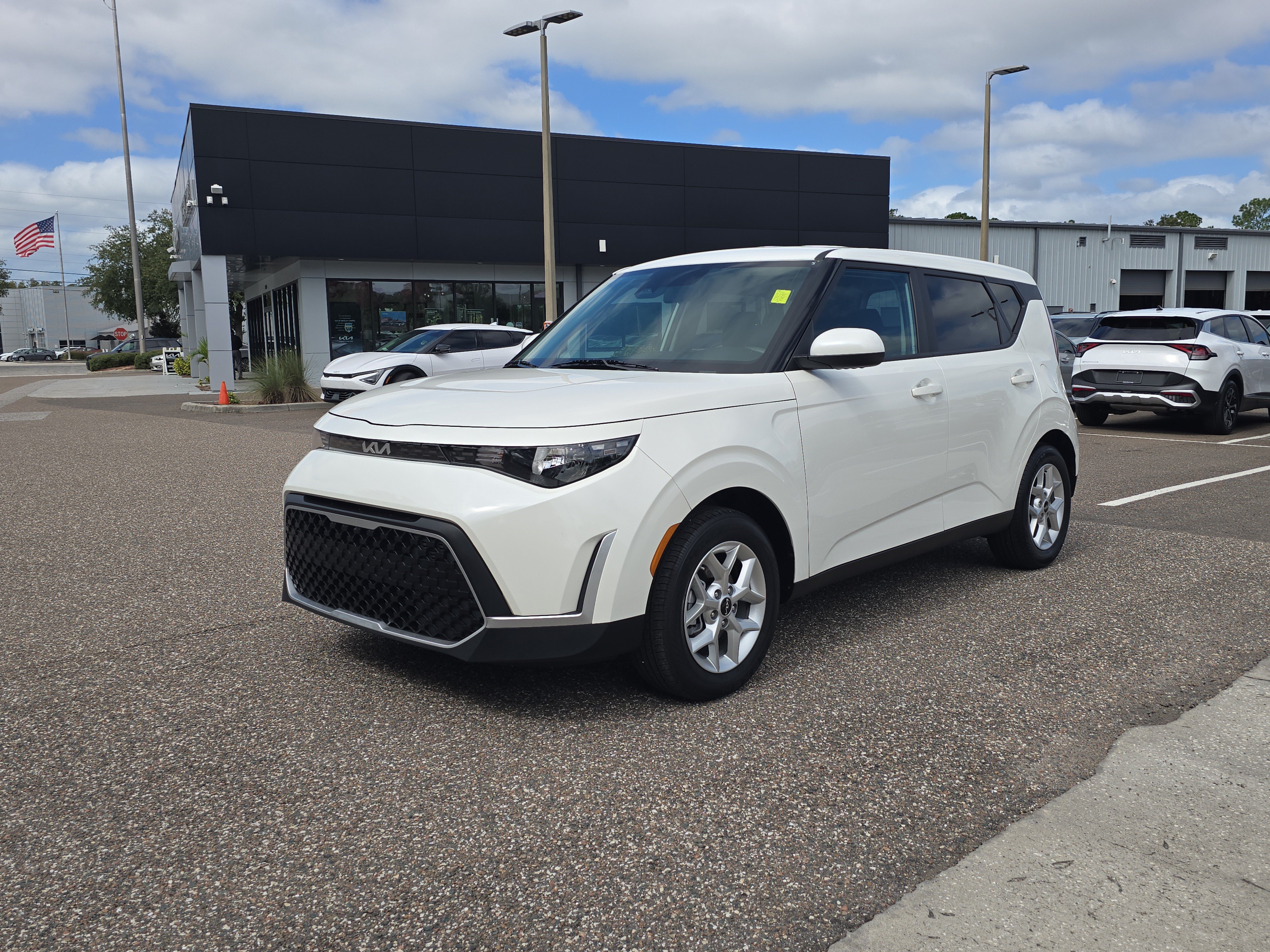 Certified 2025 Kia Soul LX w/ LX Technology Package FWD image 4