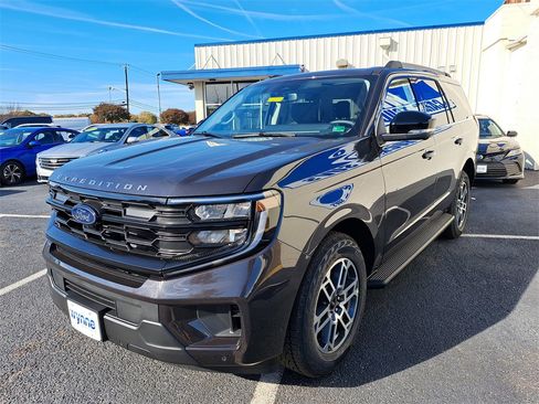 New 2025 Ford Expedition Active image 3