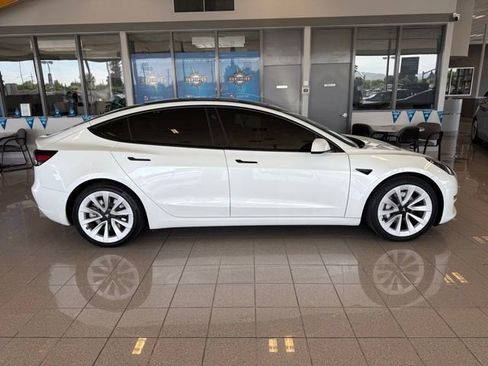 Used 2022 Tesla Model 3 Standard Range image 2