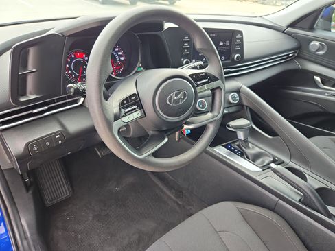 Used 2023 Hyundai Elantra SE image 12