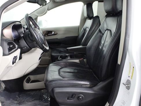 Used 2018 Chrysler Pacifica Touring-L image 7