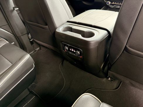 Used 2025 Chevrolet Suburban Premier image 25