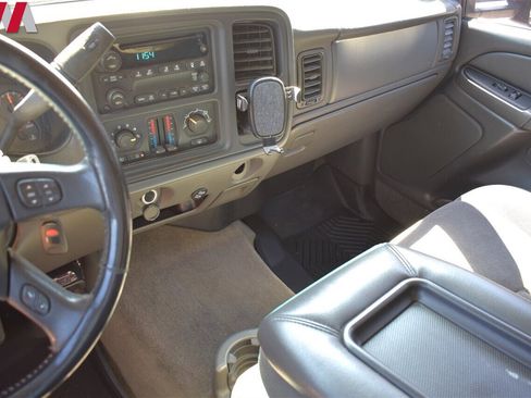 Used 2006 Chevrolet Silverado 2500 LT w/ Heavy-Duty Power Package image 16