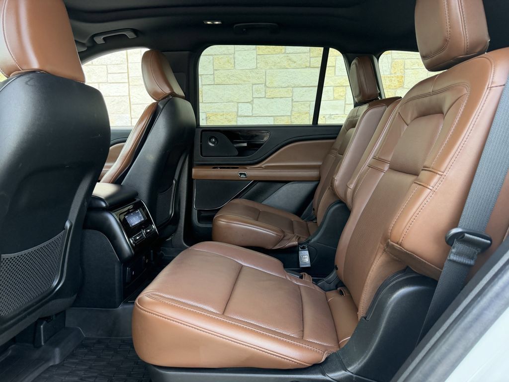 Used 2023 Lincoln Aviator Reserve w/ Equipment Group 201A RWD image 7