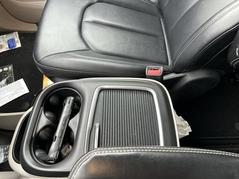 Used 2024 Chrysler Pacifica Touring-L FWD image 25