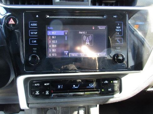 Used 2019 Toyota Corolla LE image 19