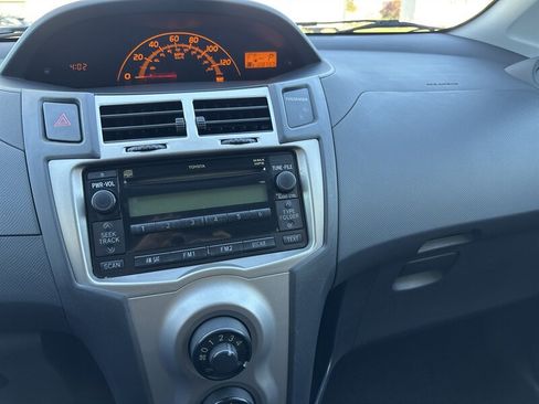 Used 2010 Toyota Yaris 4-Door Hatchback FWD image 37