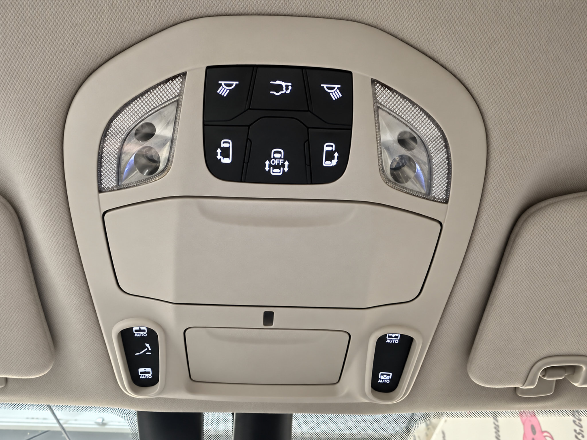 Used 2019 Chrysler Pacifica Limited w/ Tire & Wheel Group FWD image 16