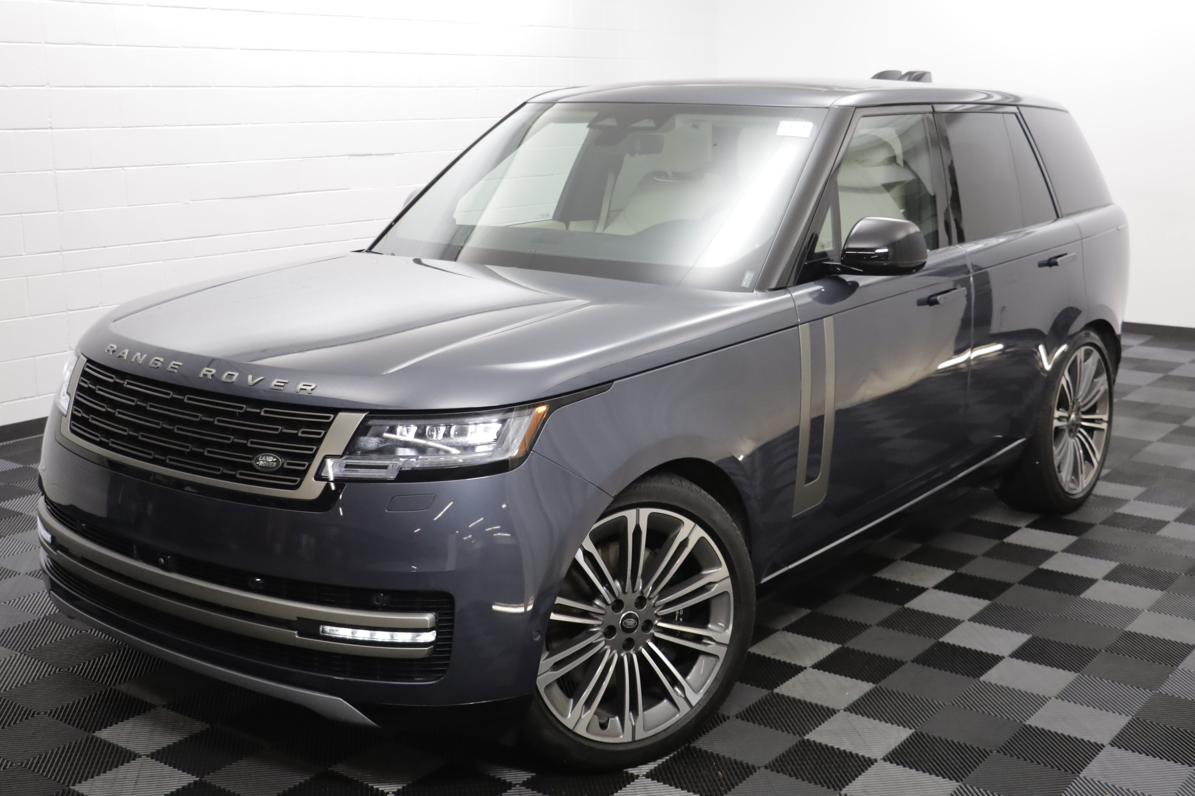 Certified 2025 Land Rover Range Rover SE AWD/4WD image 2