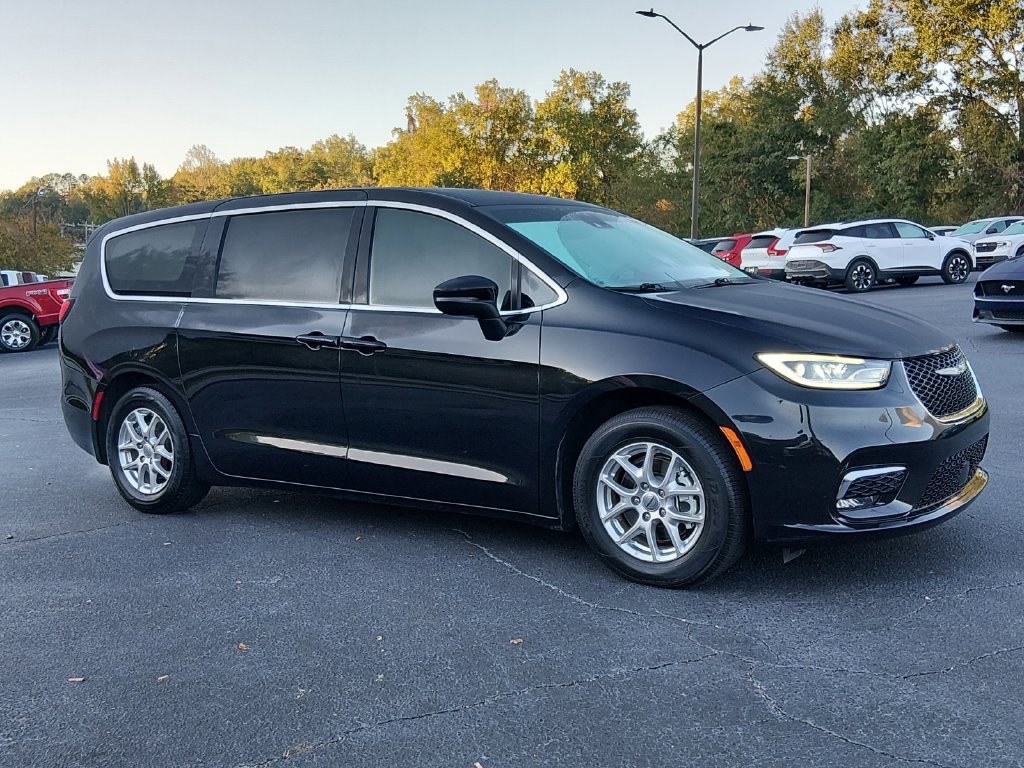 Used 2023 Chrysler Pacifica Touring-L FWD image 2