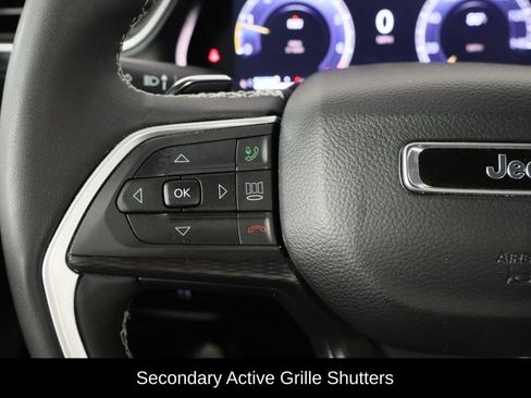 Used 2025 Jeep Grand Cherokee Altitude AWD/4WD image 8