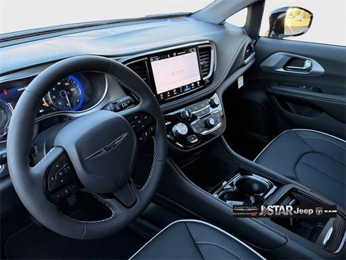 New 2026 Chrysler Pacifica Limited image 11