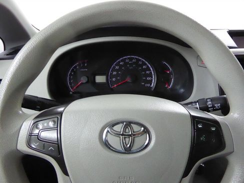 Used 2014 Toyota Sienna LE image 10