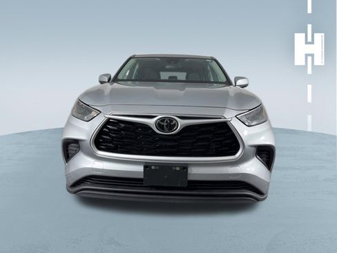 Used 2023 Toyota Highlander L FWD image 3