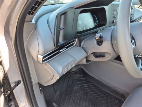 Used 2025 Hyundai Elantra SE image 11