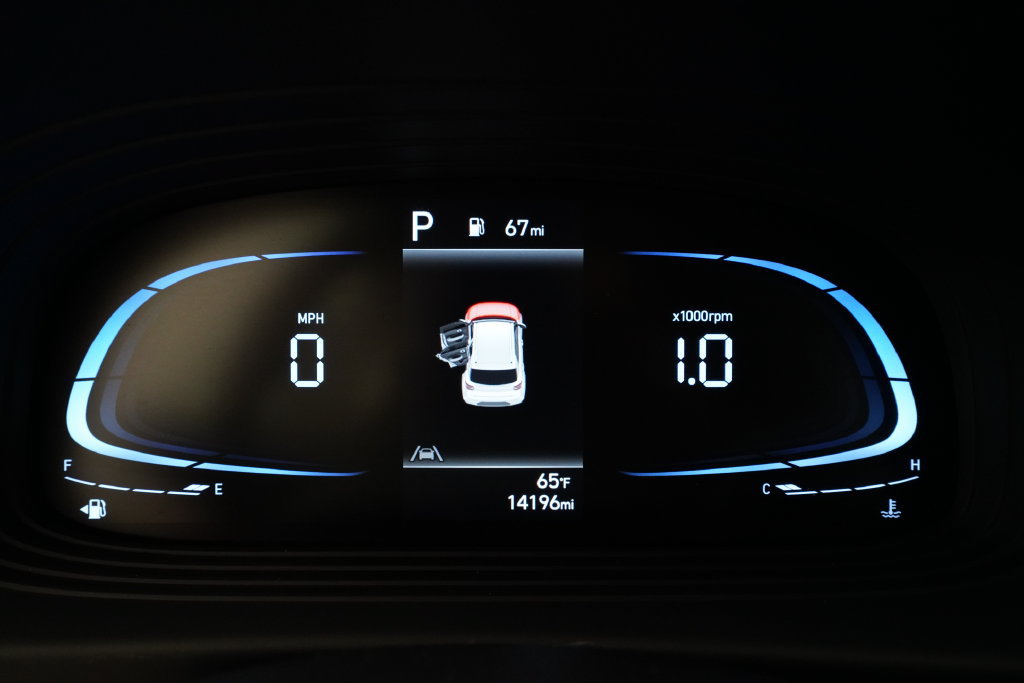 Used 2023 Hyundai Venue SEL FWD image 2