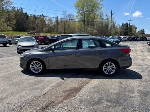 Used 2018 Ford Focus SE FWD image 4