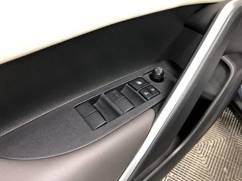 Used 2023 Toyota Corolla Cross XLE w/ Convenience Package image 14