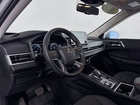 Used 2023 Mitsubishi Outlander SE image 12