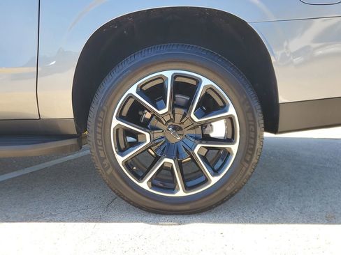 Used 2025 Chevrolet Suburban RST image 8