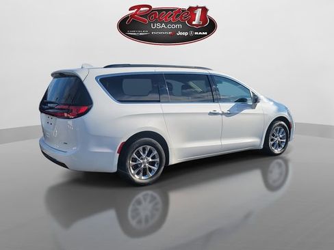 Used 2022 Chrysler Pacifica Touring-L image 9