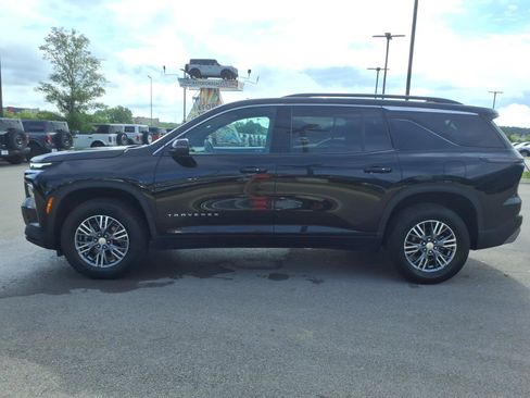 Used 2025 Chevrolet Traverse LT FWD image 6